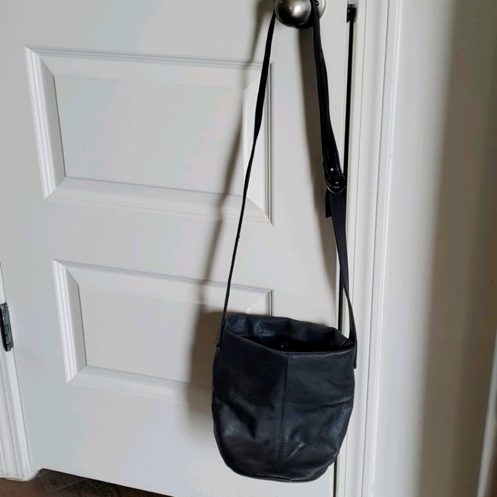 Vintage black leather bucket shoulder bag